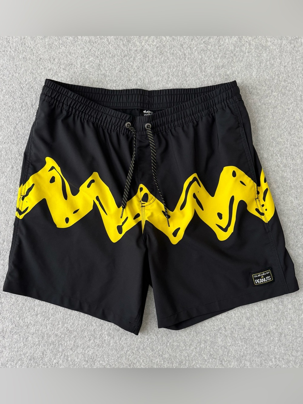 Quiksilver Peanuts Charlie Brown Swim Shorts Men’s Size Large Black Yellow Lined